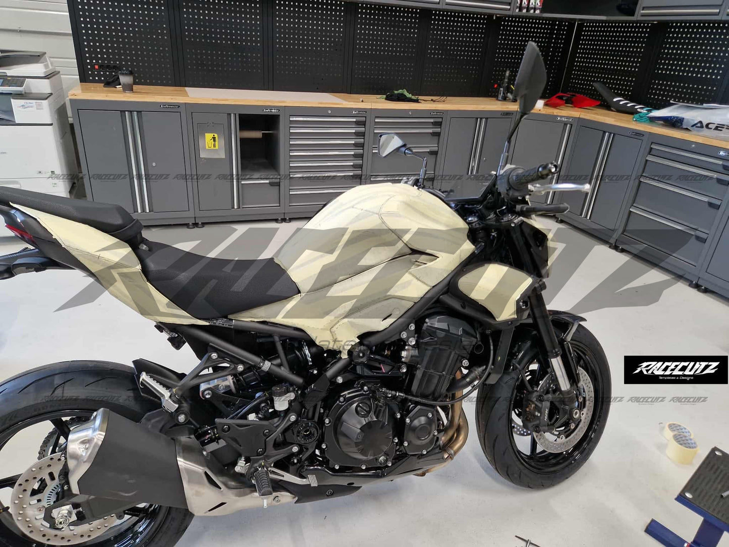 KAWASAKI Z900 2025 TEMPLATE